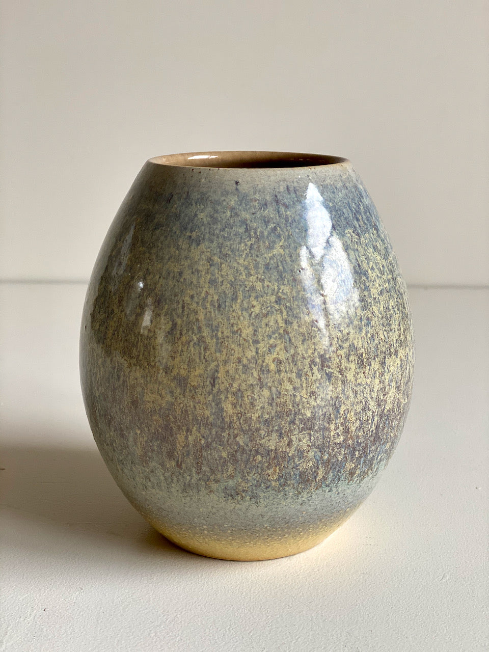 Vase creme - blau geflammt