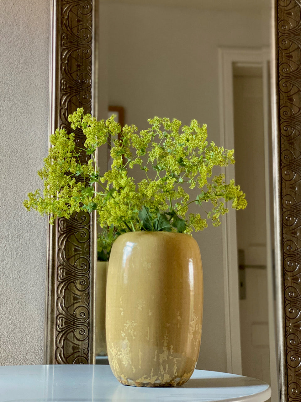 Vase mit beigen Kristallen